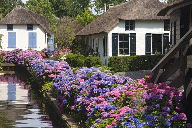 Giethoorn, Zaandam & Zaanse Schans Day Tour w/ Small Boat Ride - Guide quality and group atmosphere