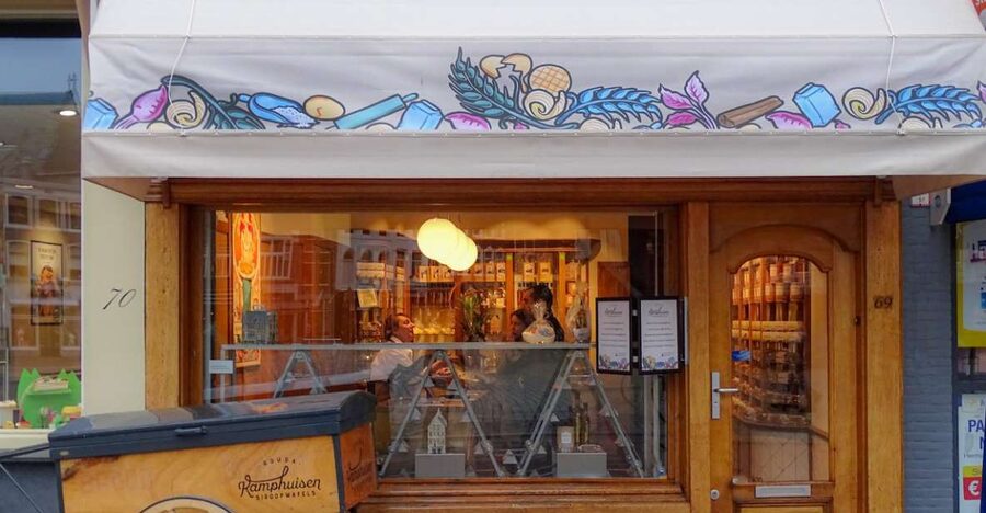 Gouda: Syrup Waffle Factory Ticket with a Waffle - The sweet smell at Kamphuisen Siroopwafelfabriek