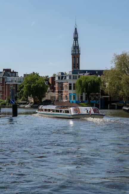 Groningen: City Canal Cruise - A drink makes the hour feel more relaxed