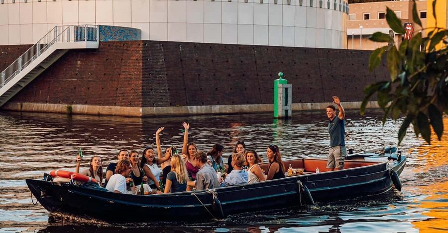Groningen: City canal cruise (with unlimited drinks) - A 1 to 1.5 hour cruise with a social mood
