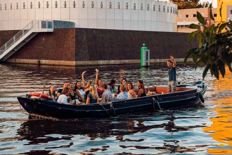 Groningen: City canal cruise (with unlimited drinks) - What the guide adds to the canal views