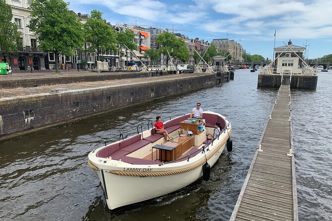 Guided Amsterdam Canal Cruise – Snacks & Drinks on board(1 Hour) - Why this small boat works better than a giant canal vessel