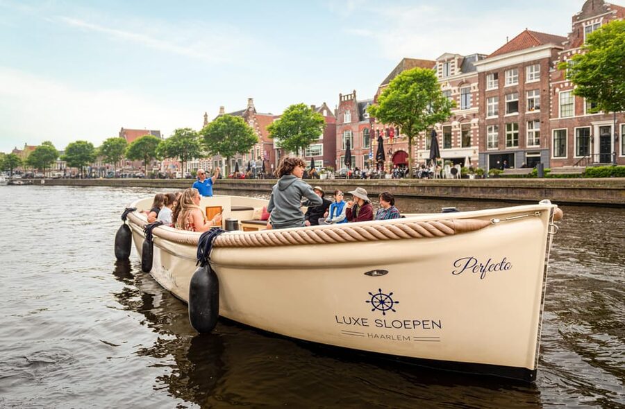 Haarlem: Guided Highlights Canal Cruise on Open Boat - What the guides add to the ride
