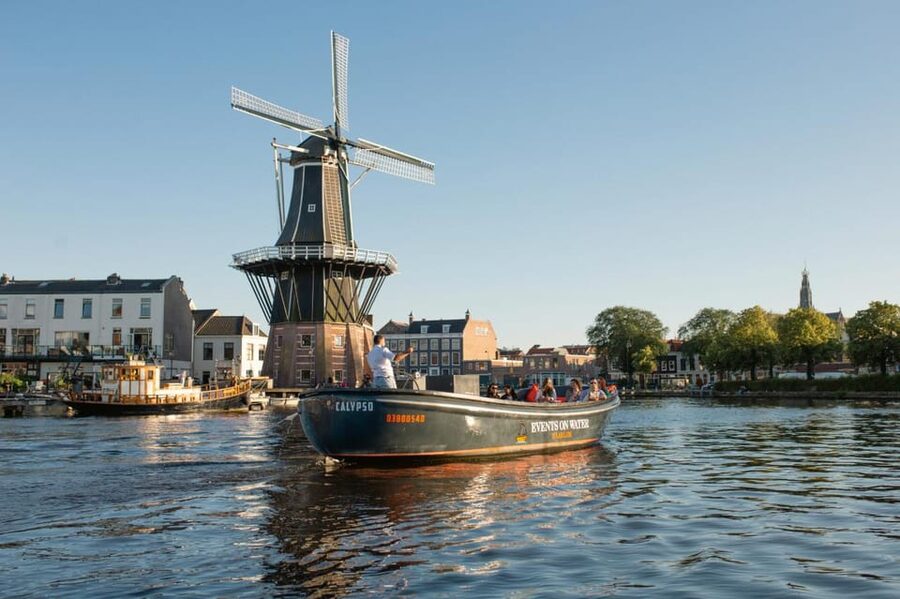 Haarlem: Sightseeing Boat Tour with Snacks and Drinks - Why Haarlem looks better from a low boat