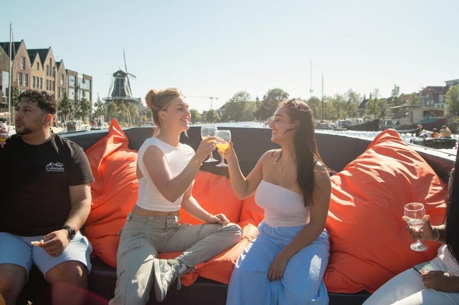 Haarlem: Sightseeing Boat Tour with Snacks and Drinks - Teylers Museum and the old canal belt