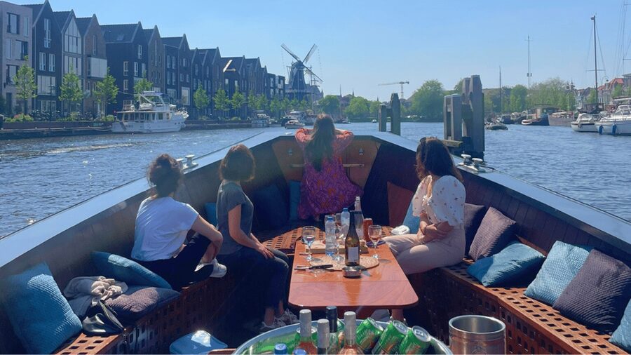 Haarlem: Sightseeing Boat Tour with Snacks and Drinks - De Waag and Molen de Adriaan
