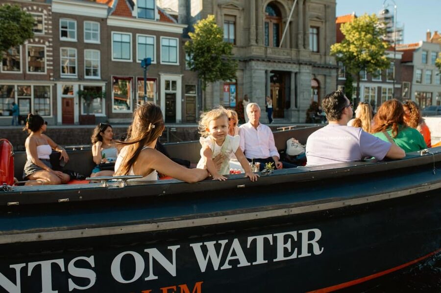 Haarlem: Sightseeing Boat Tour with Snacks and Drinks - The courthouse, St. Bavo, and Kenaupark