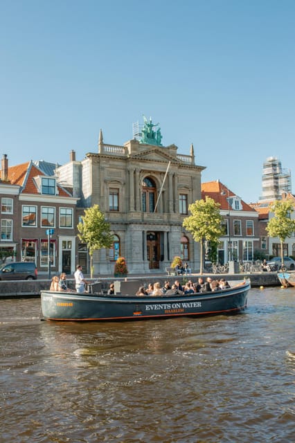 Haarlem: Sightseeing Boat Tour with Snacks and Drinks - Starting near Nieuwe Gracht and Teylers Museum