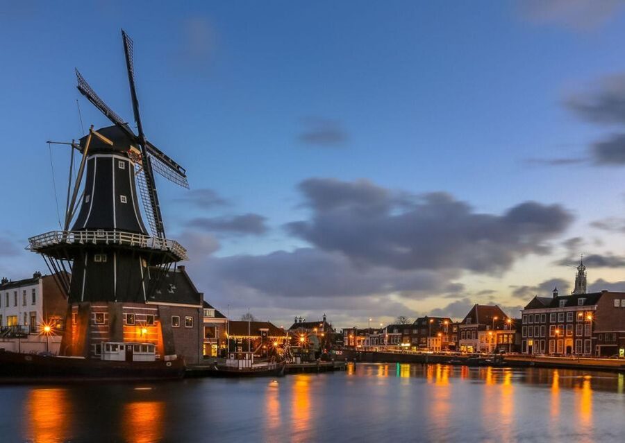 Haarlem: Sightseeing Canal Cruise through the City Center - Semi-open boats, covered boats, and comfort