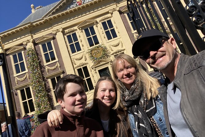 Hague: The Heart of Old Town Exploration Game and Tour - Noordeinde Palace and the importance of exact positioning