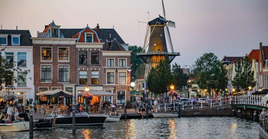 Historical Leiden: Private Walking Tour with a Local Guide - Canals and centuries-old streets