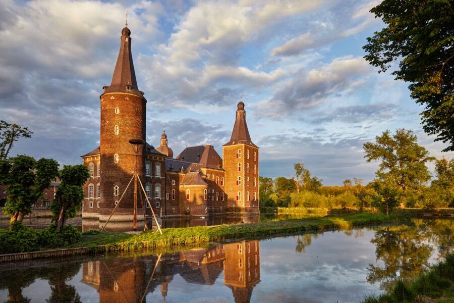 Hoensbroek: Entry Ticket to Hoensbroek Castle - Start with seven centuries of castle building