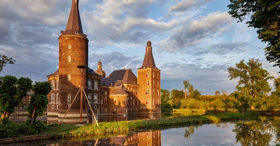 Hoensbroek: Entry Ticket to Hoensbroek Castle - The ballroom brings the grandest moment