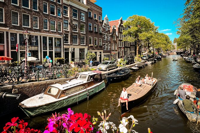 Humans of Amsterdam: Cultural Walking Tour incl. meeting 2 locals - Apple pie at Cafe Papeneiland
