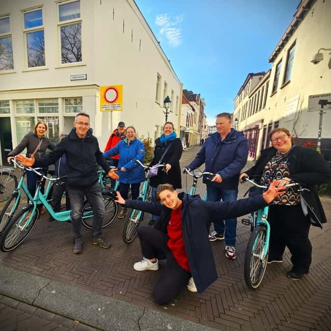 Interactive Safe 2,5hr Bike tour with Entertaining Guide - From canals and Chinatown to the city center