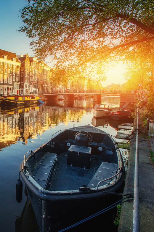 Jordaan, Anne Frank and Leidseplein tour in English - Anne Frank House and the meaning of Prinsengracht