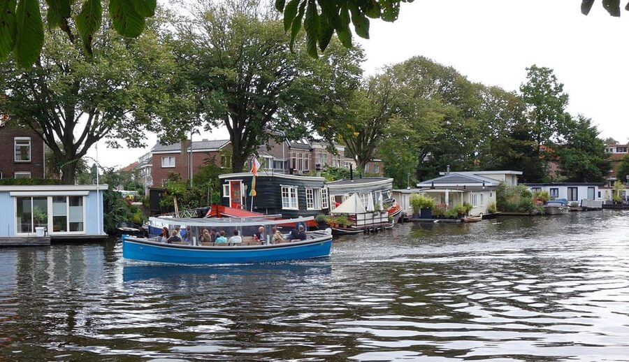 Leiden: Cruise through the Historic City Center with Guide - The historic center from the water