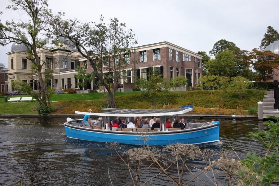 Leiden: Cruise through the Historic City Center with Guide - Leaving Blauwpoortsbrug on an electric boat