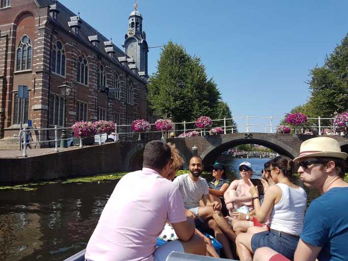 Leiden: Electric Boat Rental - Taking the helm of the electric boat