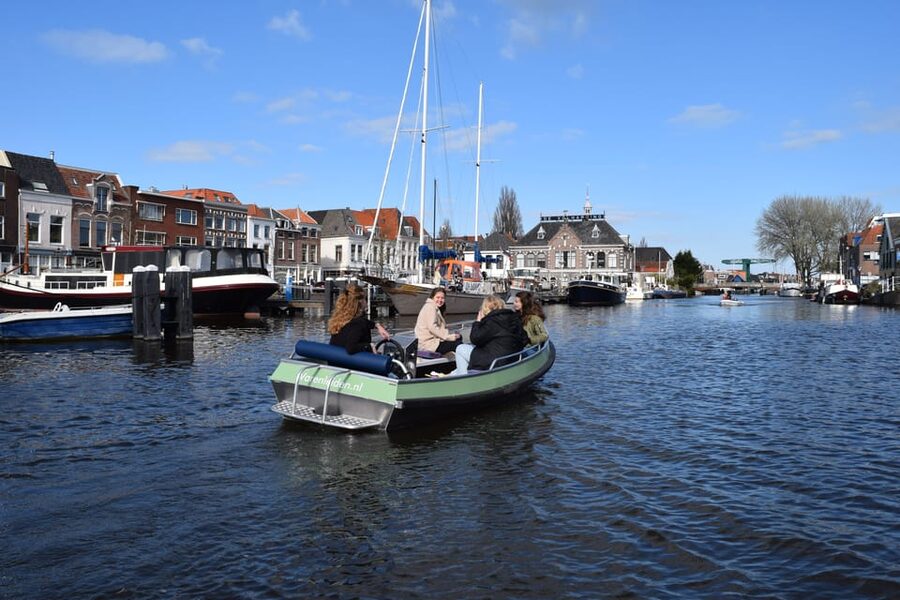 Leiden: Electric Boat Rental - Following Leiden’s canals for two hours