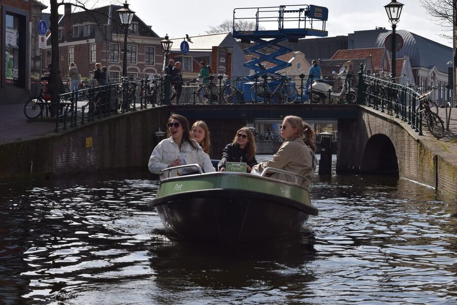 Leiden: Electric Boat Rental - Making the most of park stops