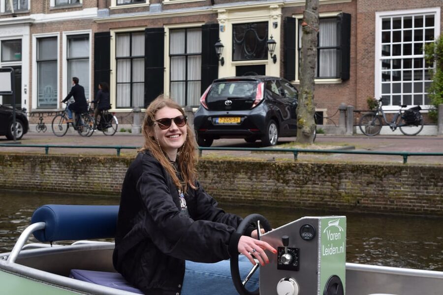 Leiden: Electric Boat Rental - What the quiet pace feels like