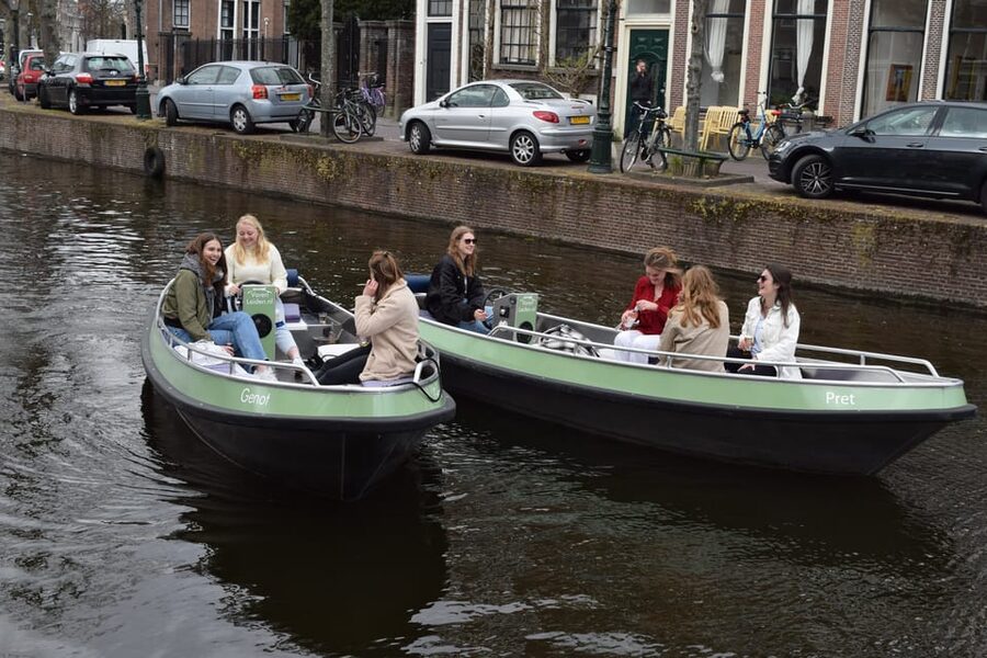 Leiden: Electric Boat Rental - Checking in at Aalmarkt 4