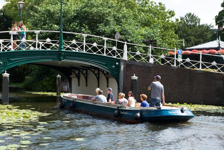 Leiden: Guided City Canal Cruise - City Hall, Hortus Botanicus, and Museum De Lakenhal