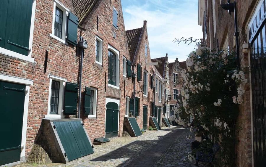 Middelburg: Guided City Walking Tour - Quiet squares and Dam Square