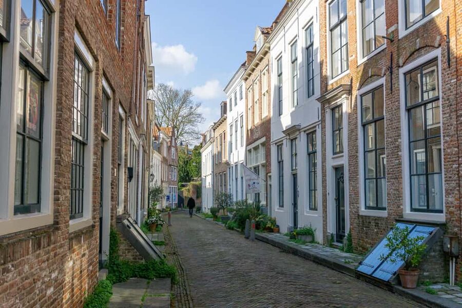 Middelburg: Guided City Walking Tour - Price, family value, and what you receive