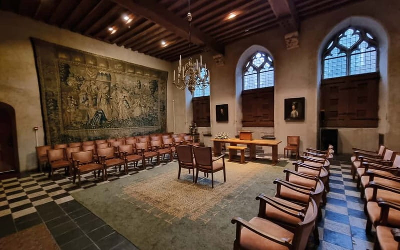Middelburg: Guided Tour Townhall - The bilingual format is the main trade-off