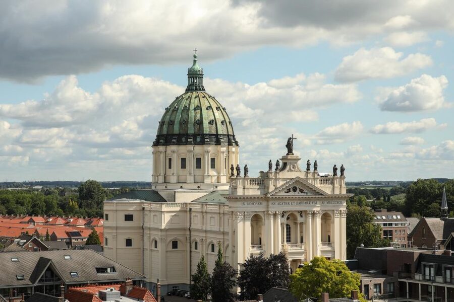 Oudenbosch: Tour at Basilica of the Holy Agatha and Barbara - How the Private Group Price Works