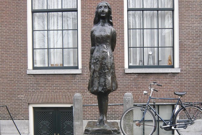 Private Amsterdam WW2 walking tour - De Plantage and the Spinoza Monument