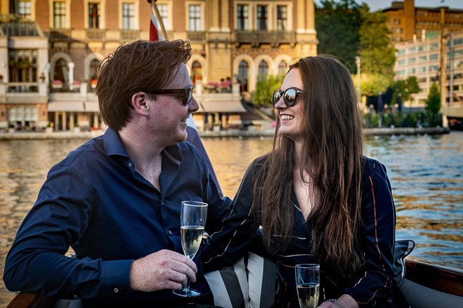 Private Boat Tour Amsterdam - 90 Min incl. welcome drink on historic saloon boat - What the commentary adds to the view