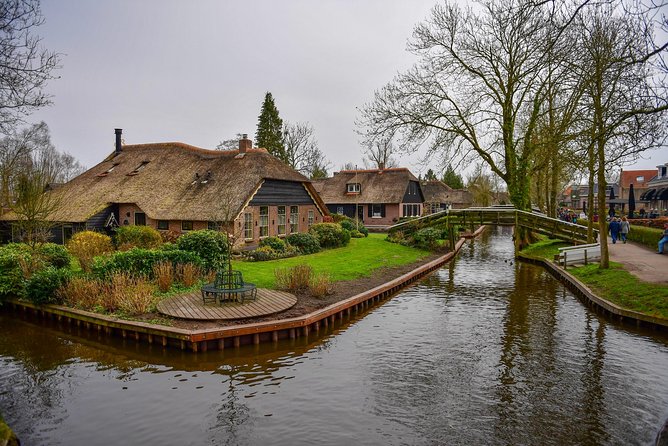 Private Daytrip Giethoorn and Windmills of Zaanse Schans from Amsterdam - What the private guide adds