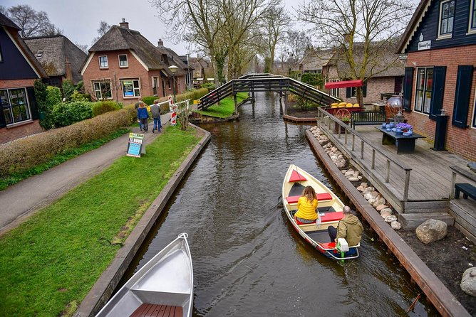 Private Daytrip Giethoorn and Windmills of Zaanse Schans from Amsterdam - Who should book this private day?