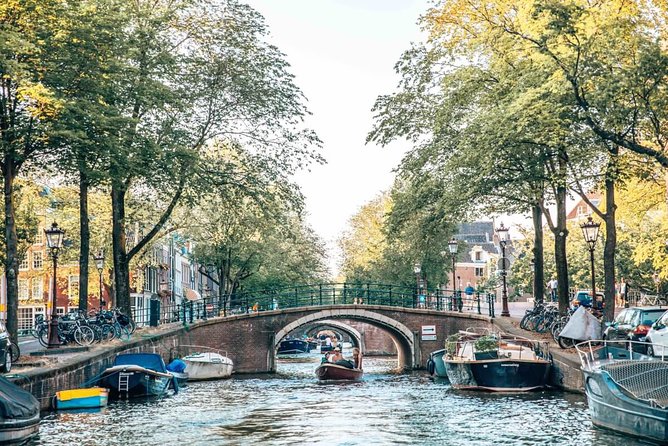 Private Romantic Canal Cruise Amsterdam with Bubbly and Snacks - The guide makes the difference