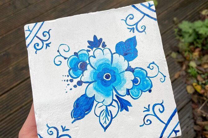 Private Souvenir Creation in Dutch Delft Blue from Netherlands - Painting Delft Blue instead of buying it