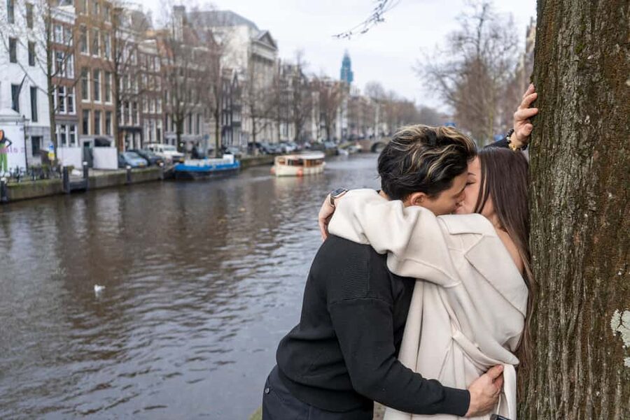 Romantic Photoshoot Experience for Couples in Amsterdam - What happens during the 45-minute photo stop