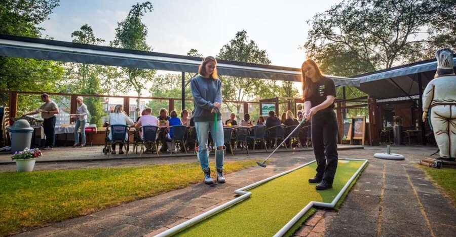 Rotterdam: 18-Hole Mini-Golf Game - Arriving Near the Euromast Tower