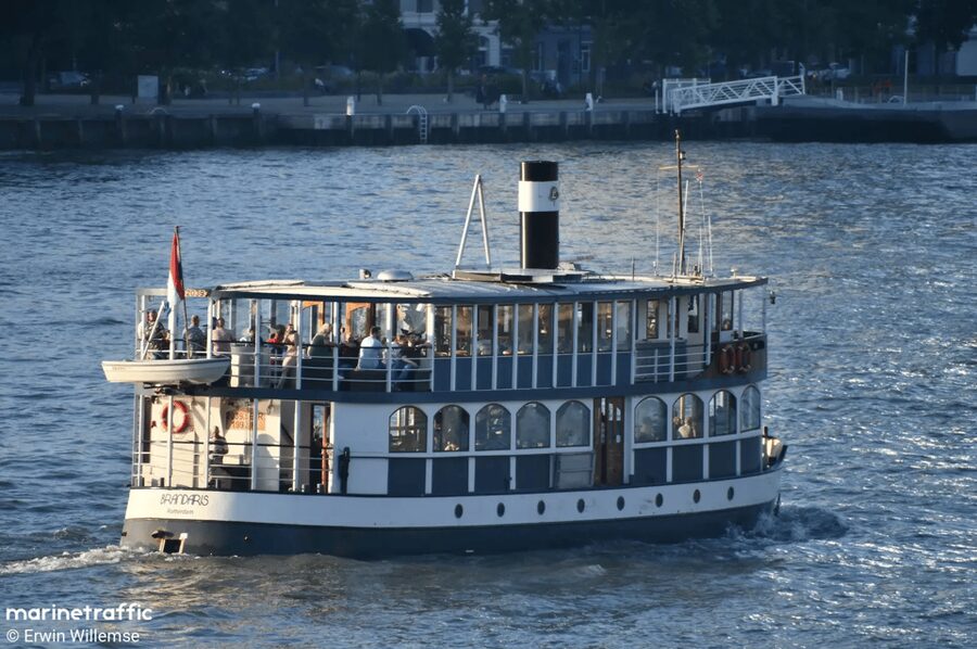 Rotterdam: 2.5-Hour Leckers Boat Cruise and Buffet - The buffet: hot dishes, cold plates, and seasonal changes