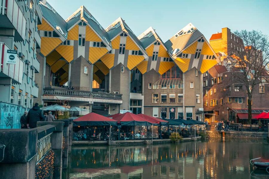 Rotterdam: Highlights & Gems Walking Tour with Dutch Local - Starting beside the black Santa Claus statue