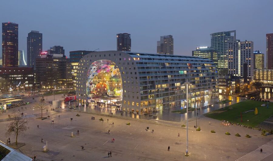Rotterdam: Markthal Tour, Meet & Taste, and Het Witte Huis - Meeting a market entrepreneur