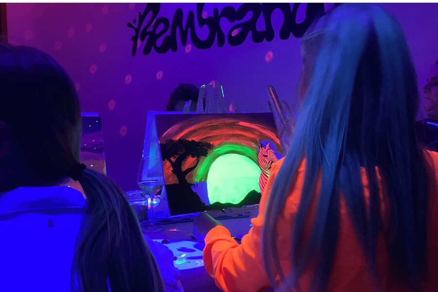 Rotterdam: Paint and Sip in the Dark at Rembrandt van Wine - The instructor’s role for beginners