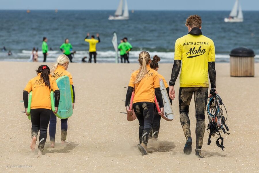 Scheveningen Beach: 1,5 hour Surf experience for families - The first 30 minutes: safety, balance, and board basics