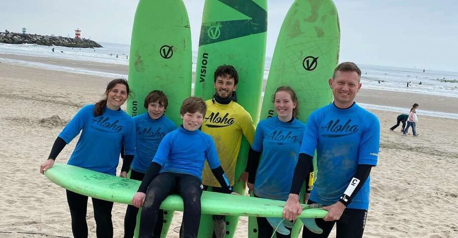 Scheveningen Beach: 1,5 hour Surf experience for families - Meeting at Aloha and getting ready