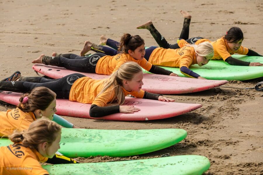 Scheveningen Beach: 1,5-Hour Surf Experience for kids - Group lessons versus private teaching