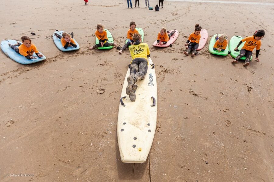 Scheveningen Beach: 1,5-Hour Surf Experience for kids - Getting onto the board in the North Sea