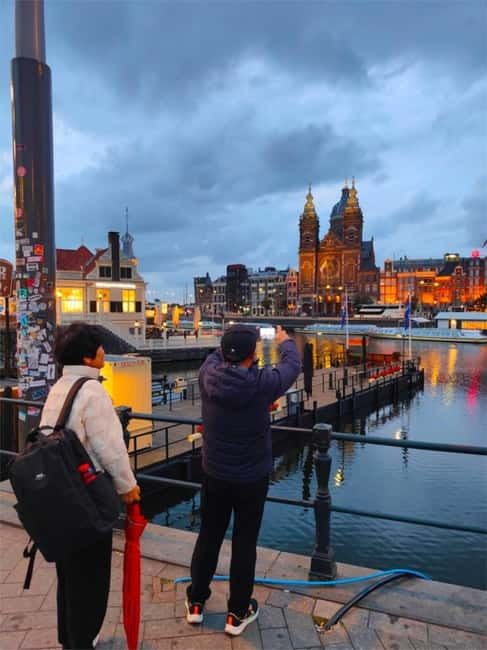 Skipping Lines & Sipping Beers: A History Tour of Amsterdam - The guide makes the difference