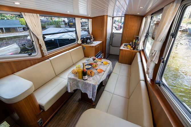 Small Group Boutique All-Inclusive Tour (max 12 p) With Captain - Starting at Singel 5 and finding your bearings